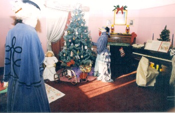 The Heritage Society has ever tried to create a nostalgic atmosphere in the house as well as maintain space to showcase the specific history of the Blank family